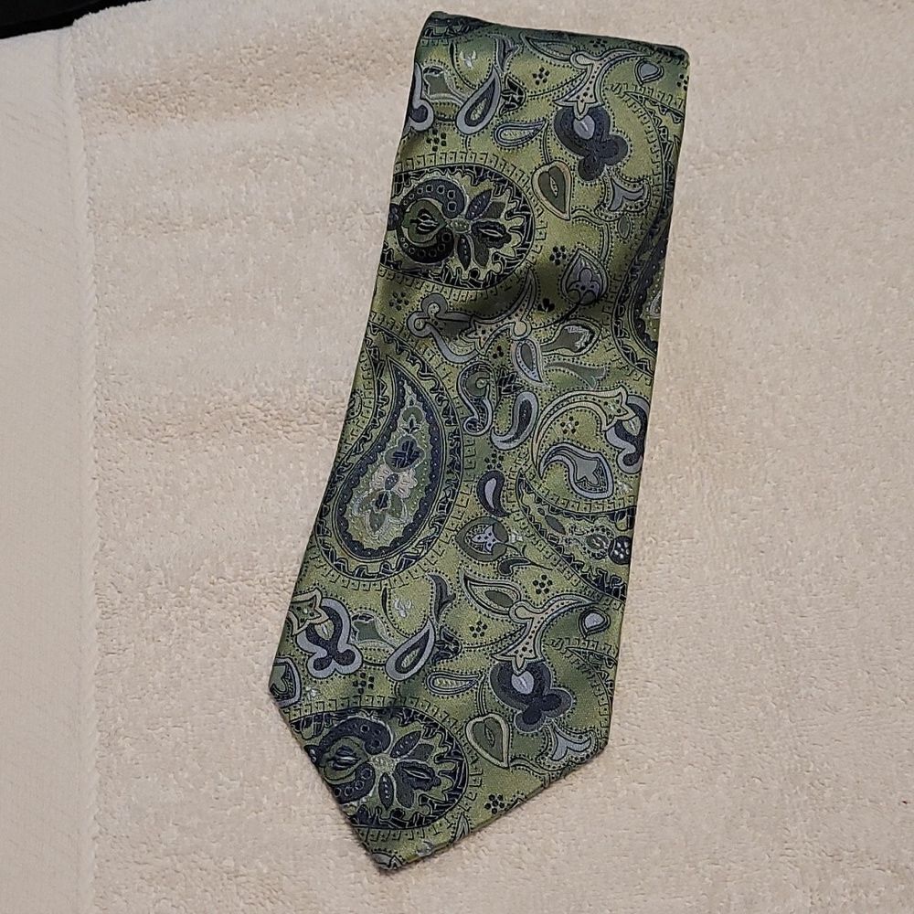 Geoffrey Beene silk paisley Neck tie‎